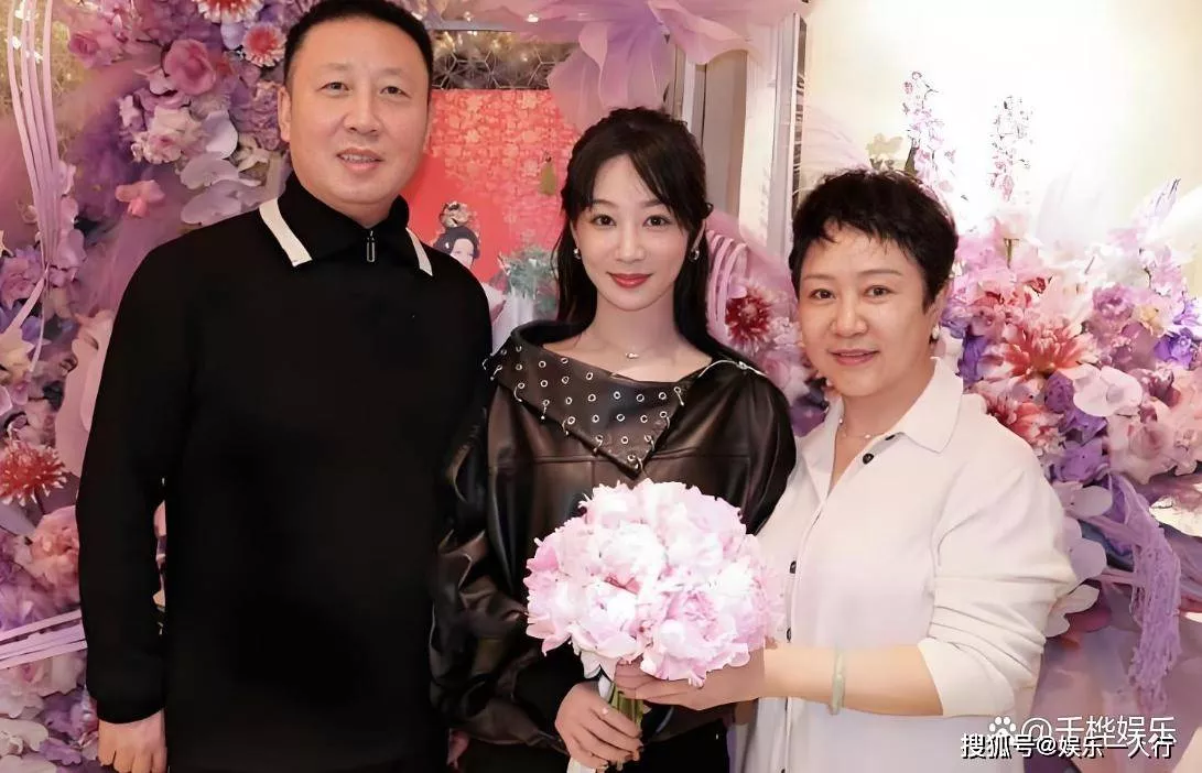 杨紫33岁生日全家福曝光!网友惊呼她和妈妈共用一张脸
