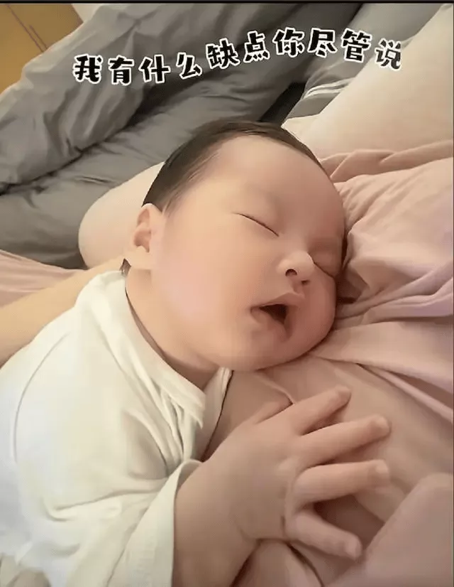 34岁马筱梅近况曝光！晒怀中熟睡儿子萌态