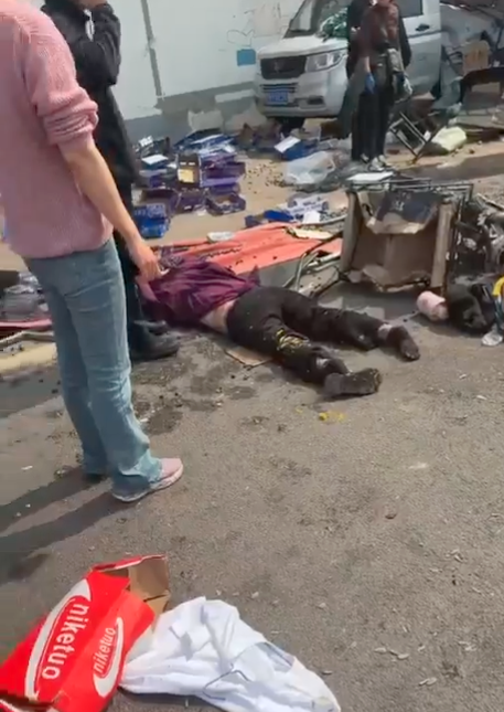 北京有人开铲车冲撞人群 伤亡不明 现场曝光