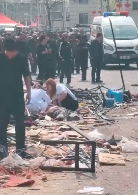 北京有人开铲车冲撞人群 伤亡不明 现场曝光