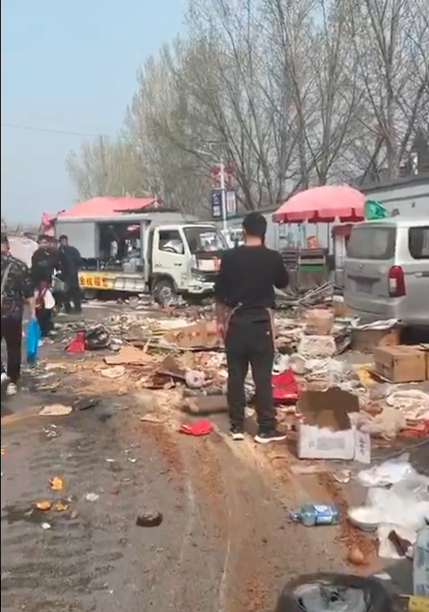 北京有人开铲车冲撞人群 伤亡不明 现场曝光