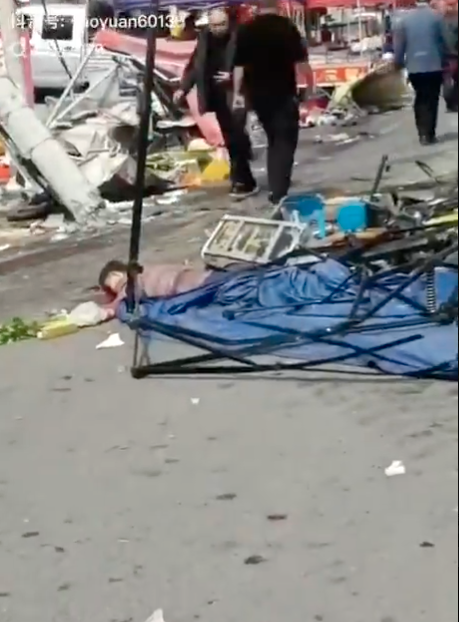 北京有人开铲车冲撞人群 伤亡不明 现场曝光