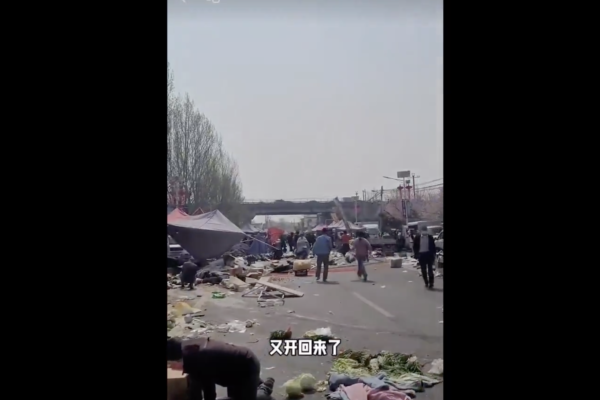 北京有人开铲车冲撞人群 官方封杀消息