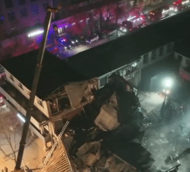 黑龙江三层楼房凌晨突然坍塌 多人被埋