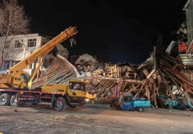 黑龙江三层楼房凌晨突然坍塌 多人被埋