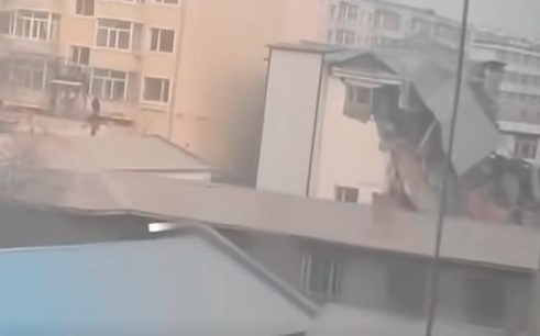 黑龙江三层楼房凌晨突然坍塌 多人被埋