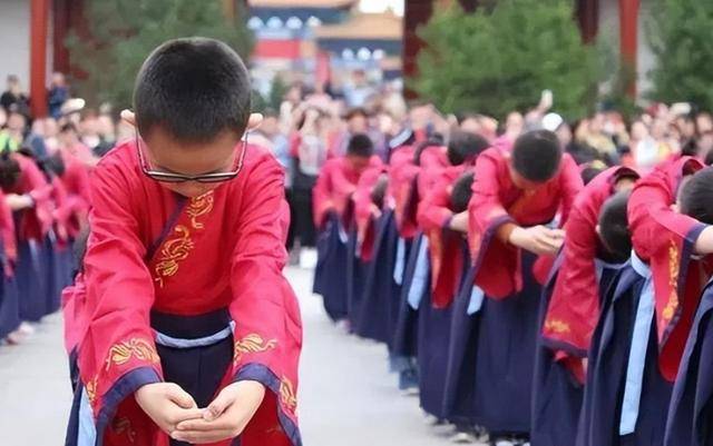 清华教授痛批：现在中国大多数人只是半个人