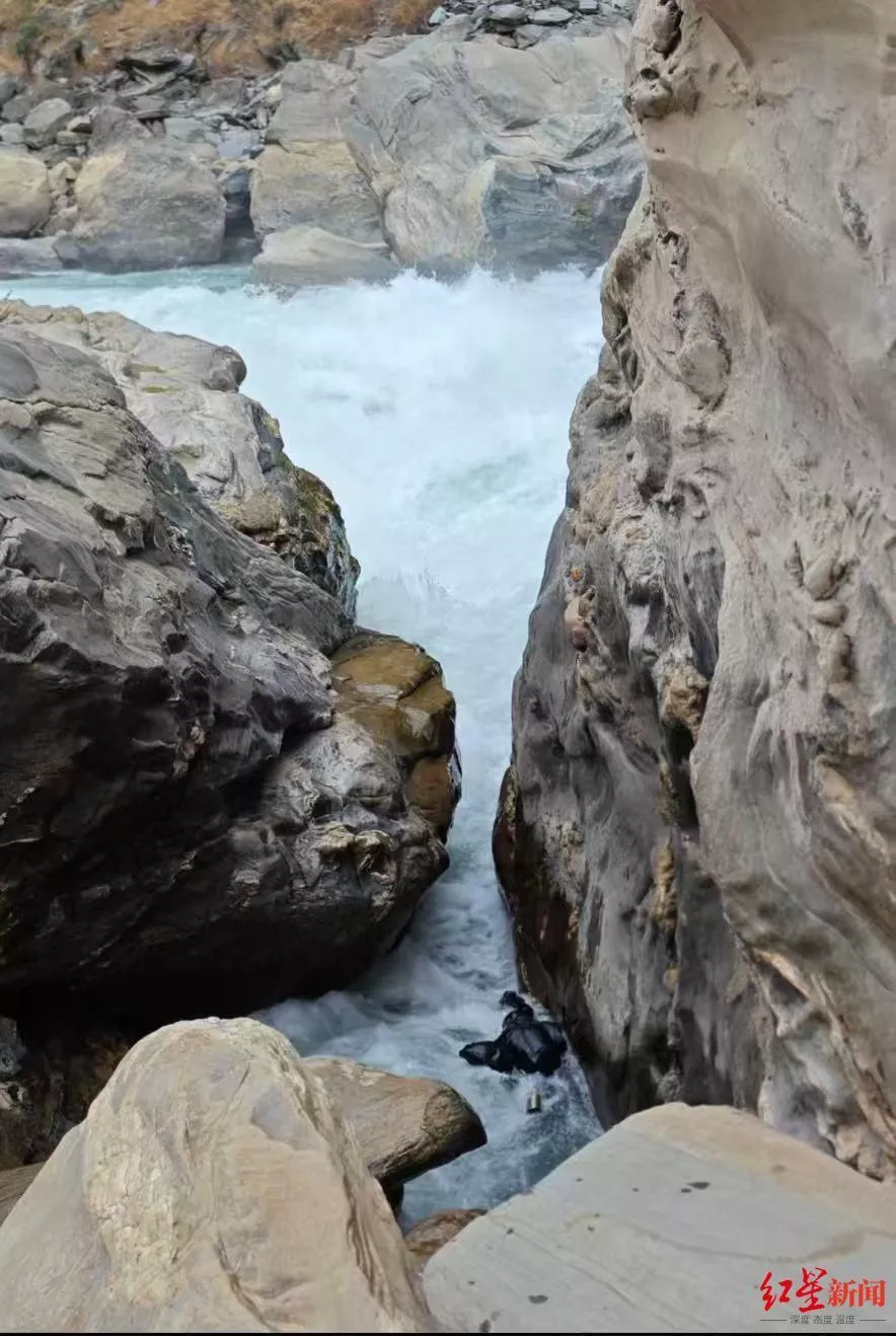 虎跳峡落水男子遗体发现后 家属同意放弃打捞