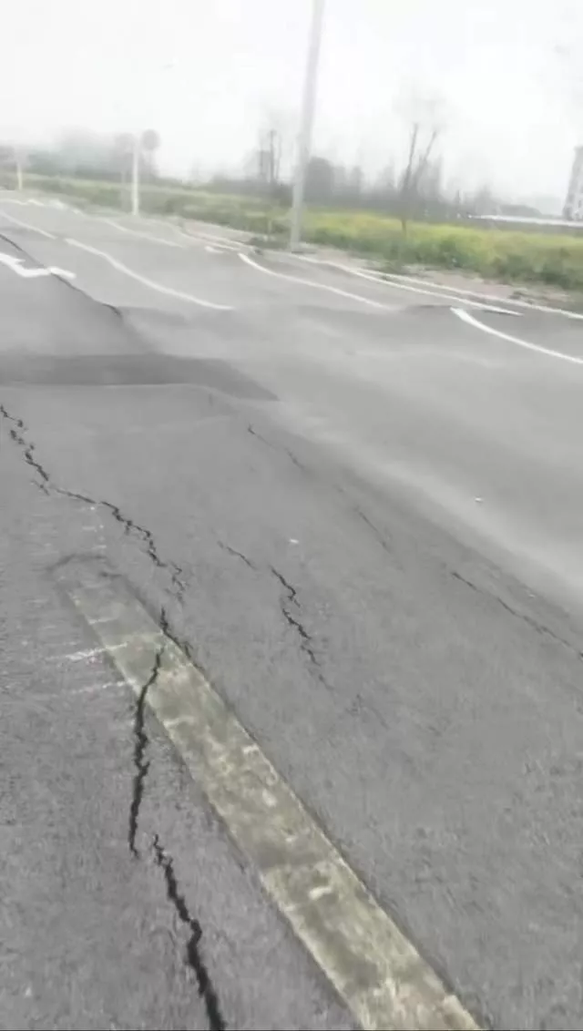 湖南一新建道路“看起来不像水泥路,像橡皮泥捏的”