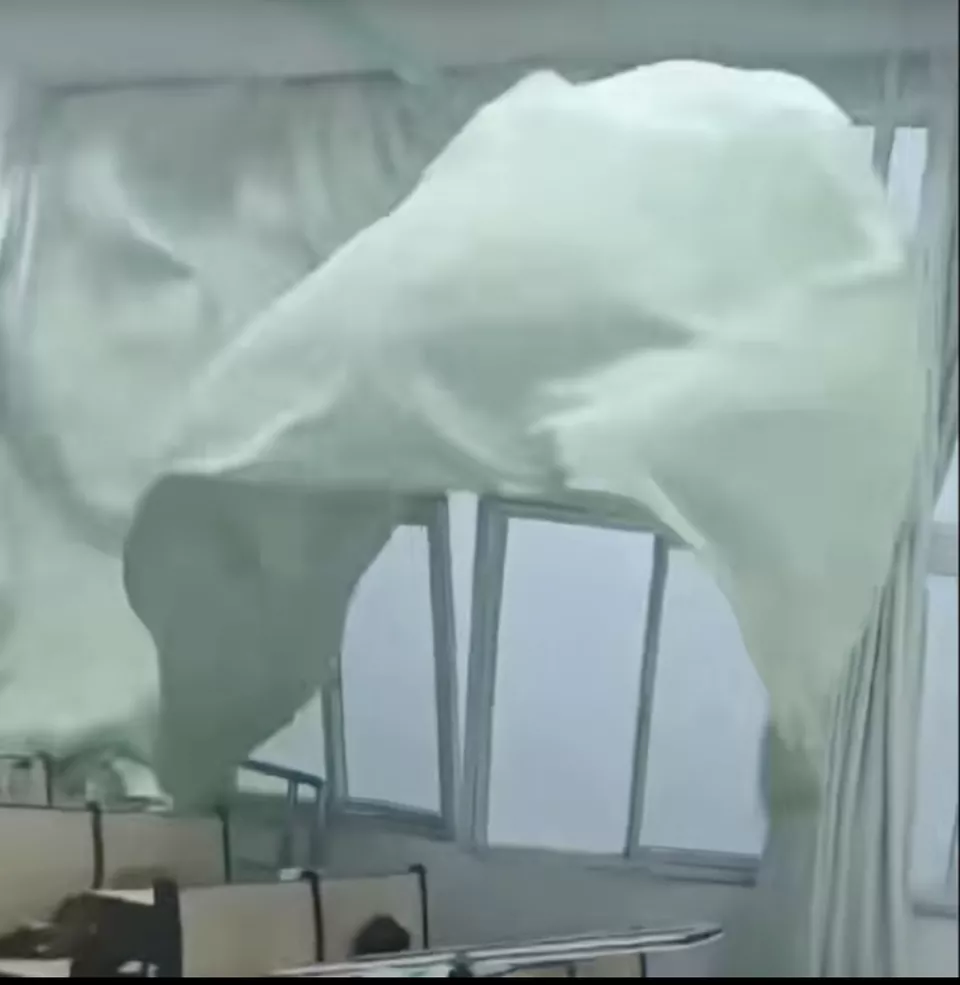 遇强对流天气！大学一教室窗户被风“撞开”有学生受伤