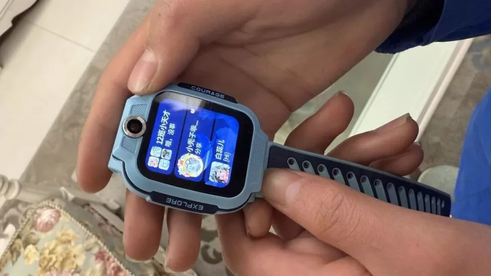 “碰一碰”的童年：儿童手表里的社交小世界