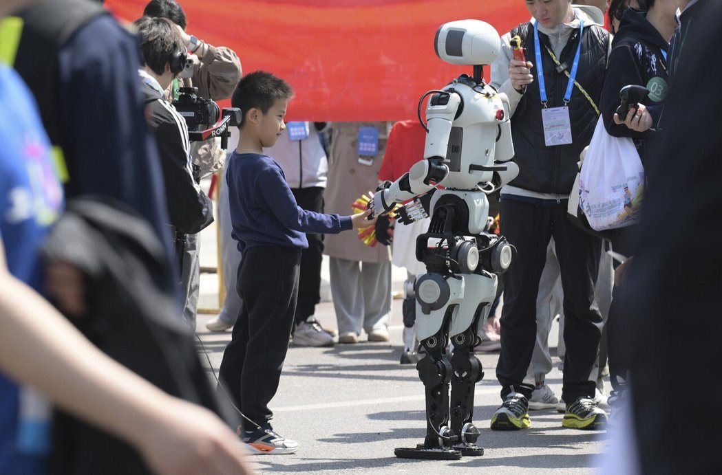 「世界模型」,指的是让AI像人类一样,在脑海中构建一个对现实世界的「内部模拟器」... 「世界模型」,指的是让AI像人类一样,在脑海中构建一个对现实世界的「内部模拟器」...