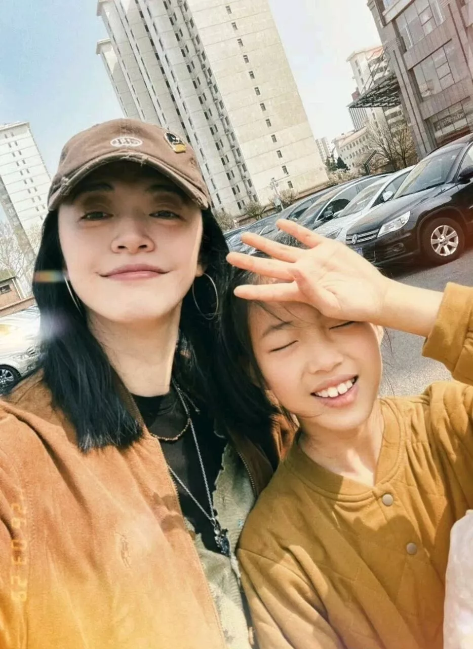 姚晨离婚两周后首晒女儿！9岁半小茉莉近照惊艳