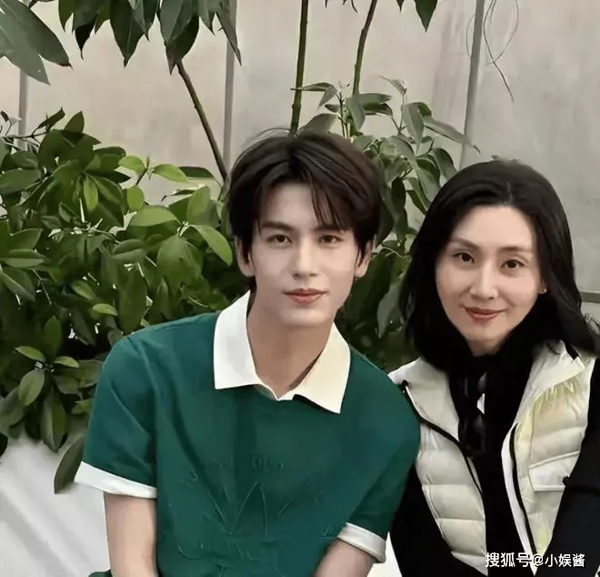 张凌赫与母亲合照,好基因果然藏不住