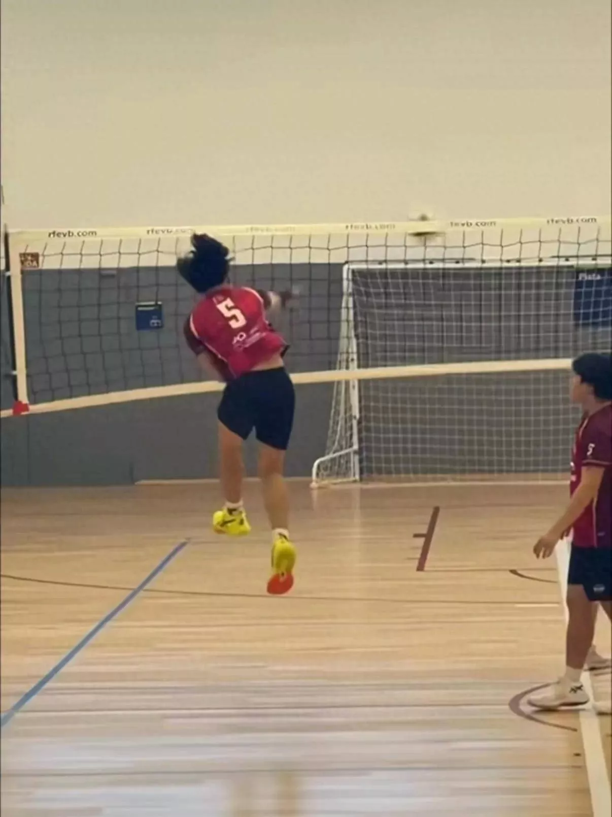 张柏芝晒儿子打排球正脸照,15岁小Q模样跟妈妈太像了