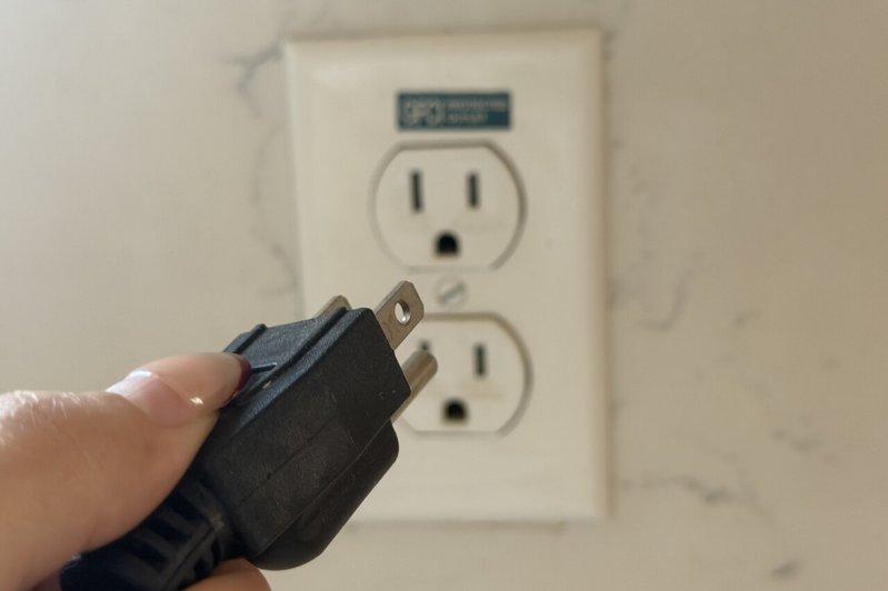 一则Reddit论坛的发文指出,有房东要求住户在不使用小型电器时必须拔掉插头,引...