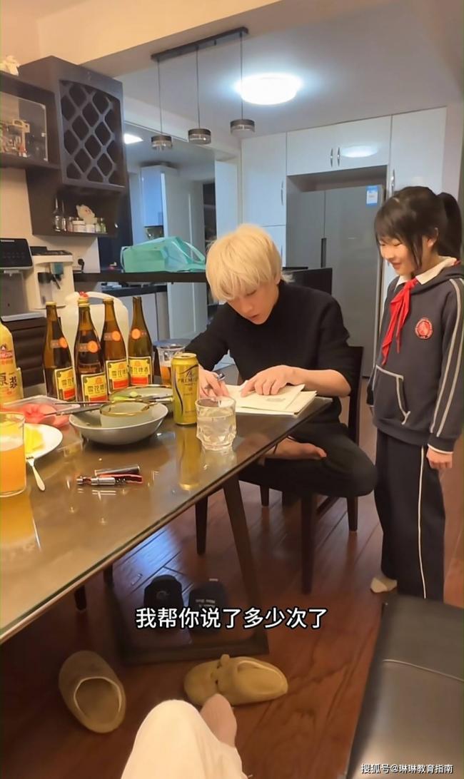 “黄毛的爹，酗酒的妈”，上海三口之家火了