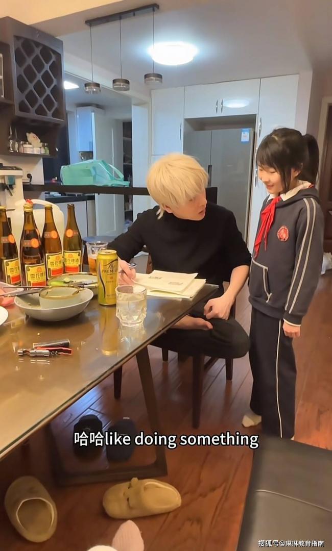 “黄毛的爹，酗酒的妈”，上海三口之家火了