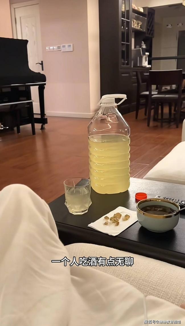 “黄毛的爹，酗酒的妈”，上海三口之家火了