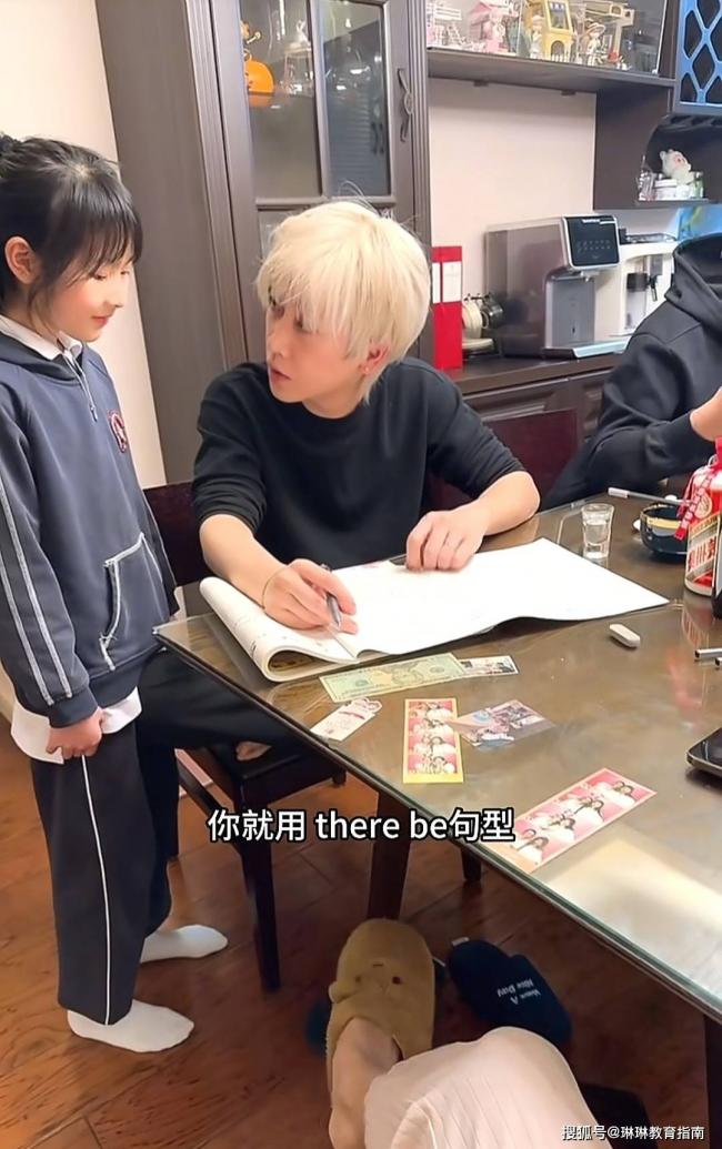 “黄毛的爹，酗酒的妈”，上海三口之家火了