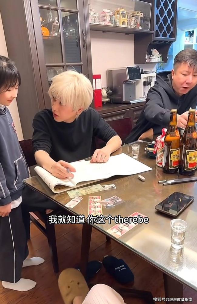 “黄毛的爹，酗酒的妈”，上海三口之家火了