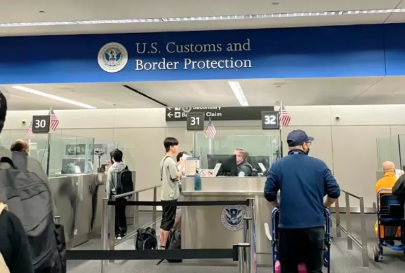 华人入境：妻儿放行 爸爸因英语不好进了小黑屋…