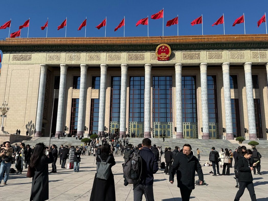 中共中央反腐败协调小组国际追逃追赃和跨境腐败治理工作办公室2日召开会议,宣布启动... 中共中央反腐败协调小组国际追逃追赃和跨境腐败治理工作办公室2日召开会议,宣布启动...