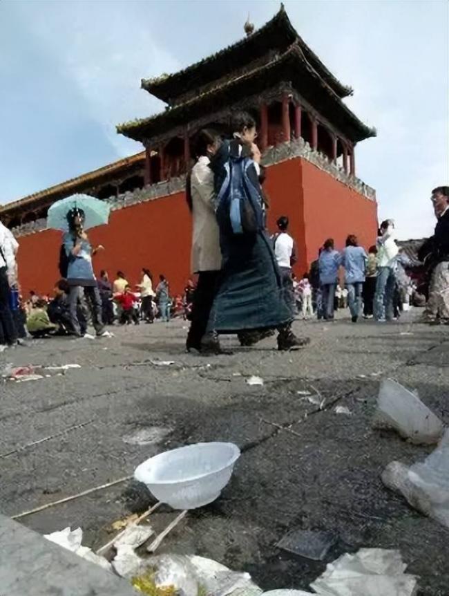 英国也贴中文标语?中国游客被全球各种嫌弃 英国也贴中文标语?中国游客被全球各种嫌弃