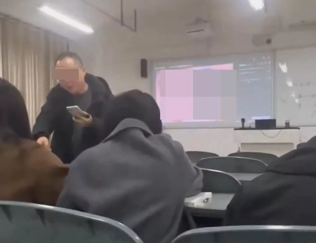 教授课堂误播AV!学生起哄 飞奔关视频后续更尴尬