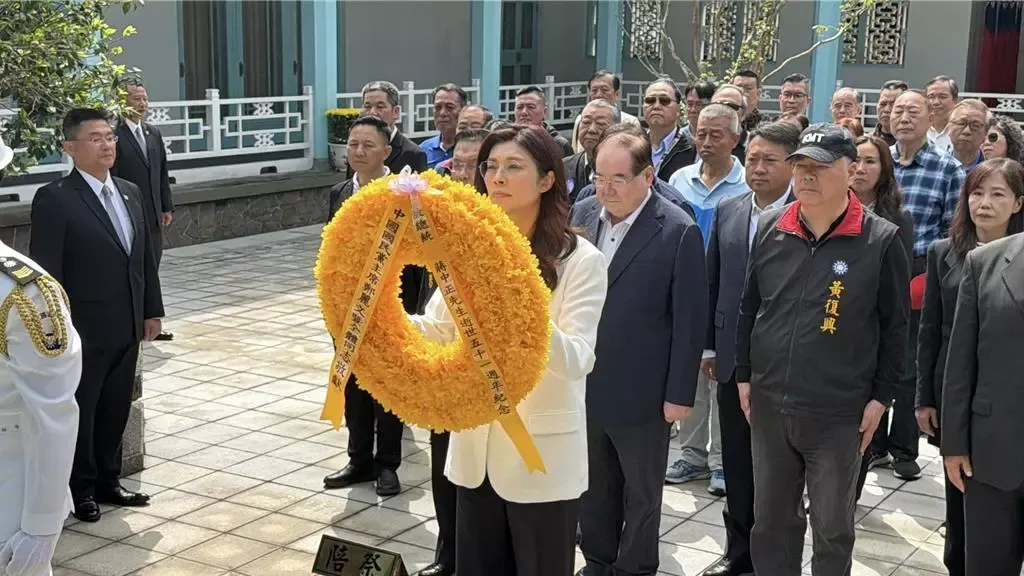 访陆前夕，郑丽文率国民党高层祭拜蒋介石陵寝：希望保佑顺利