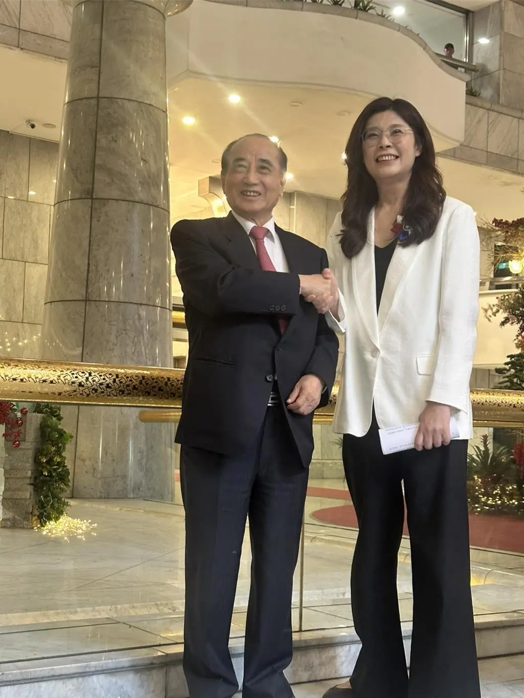 王金平盛赞郑丽文关键时刻访陆：为苍生求太平